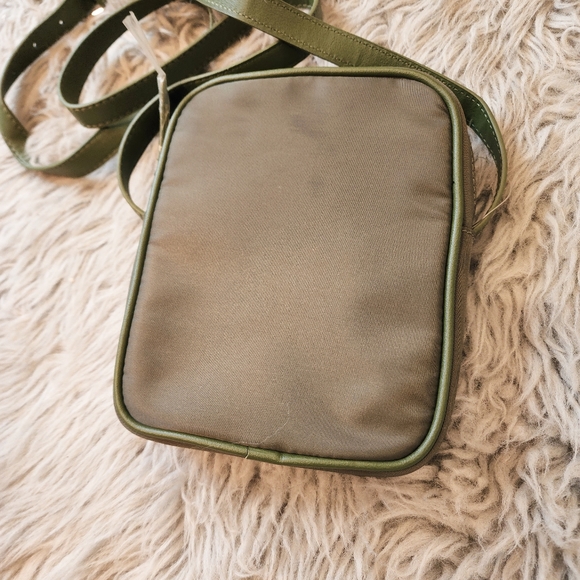 *Cute army green bag* - Picture 2 of 2
